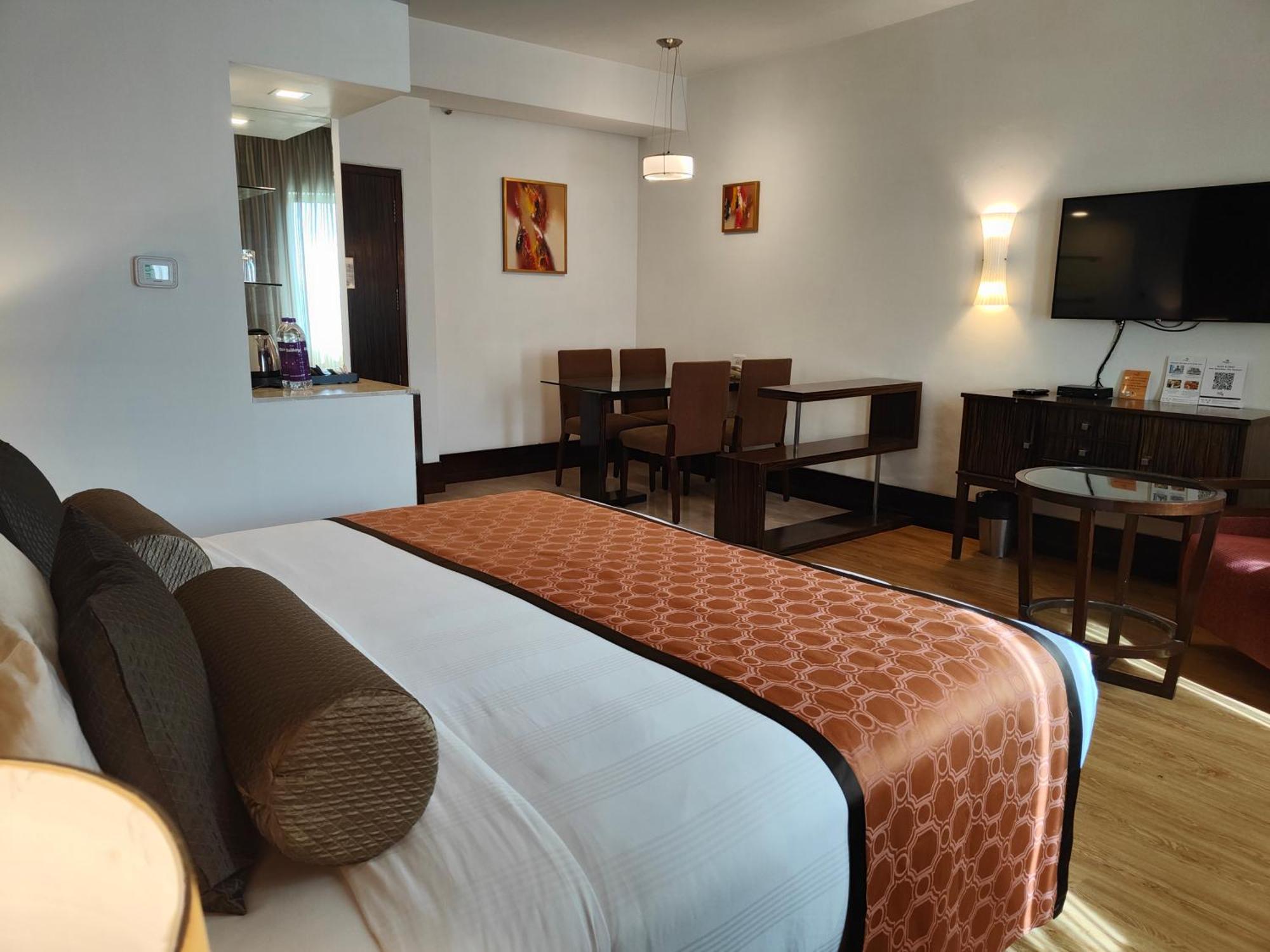 Pride Hotel, Chennai Bagian luar foto