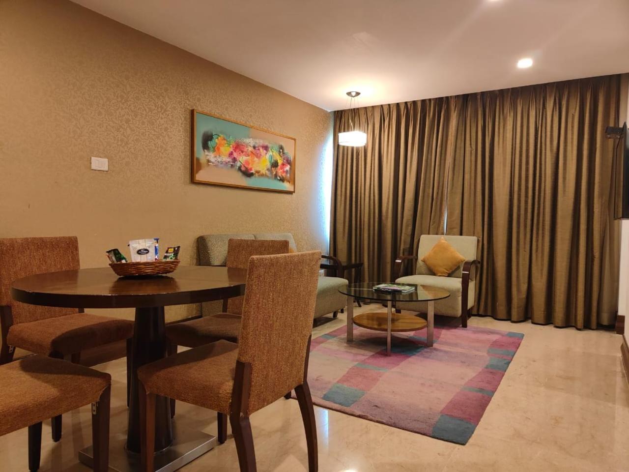 Pride Hotel, Chennai Bagian luar foto