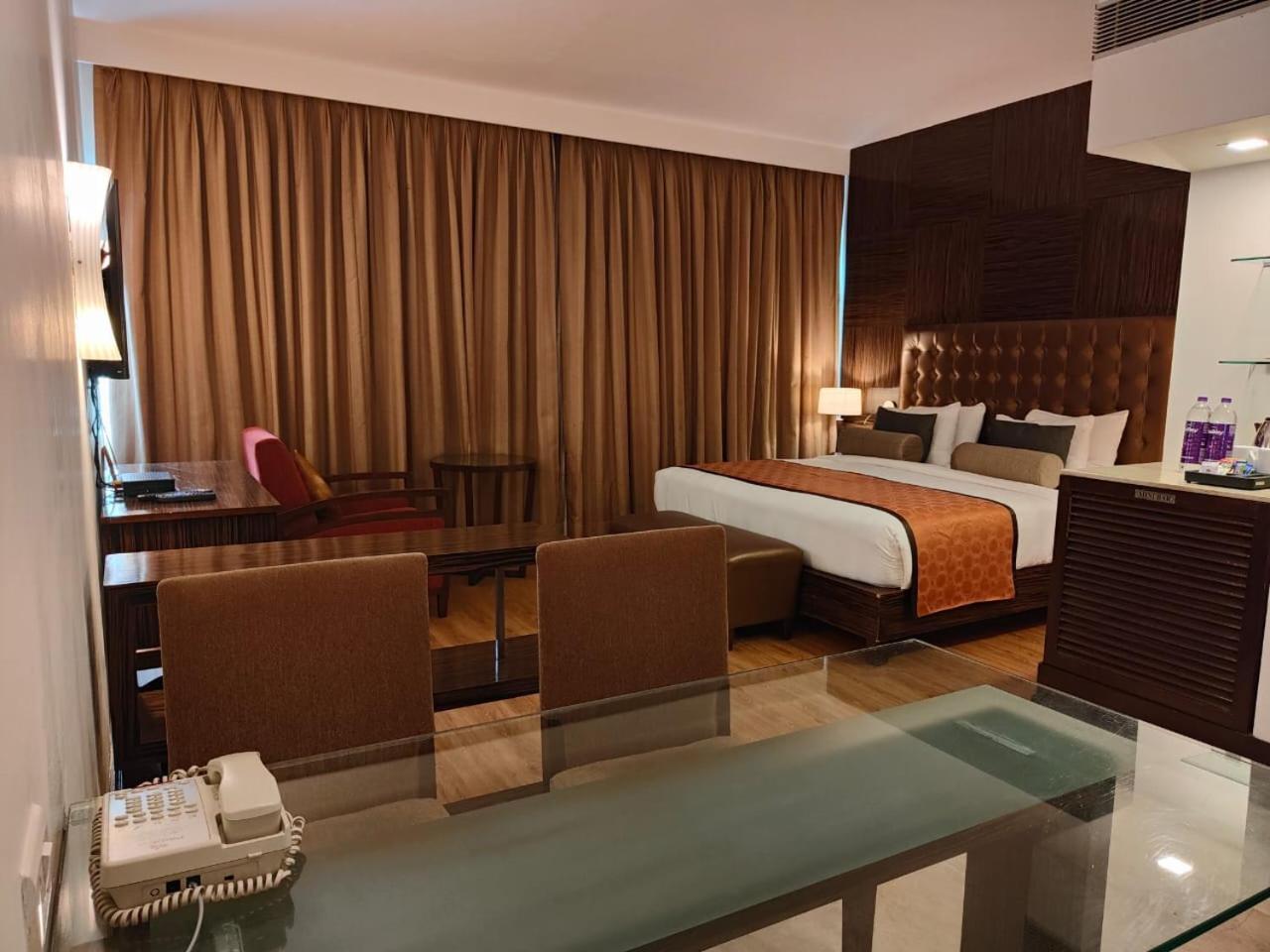 Pride Hotel, Chennai Bagian luar foto
